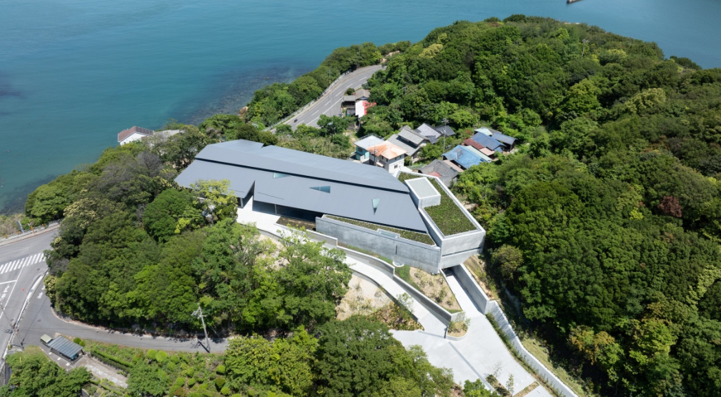 安藤忠雄在直島的第10座建築：「直島新美術館」正式開館，開幕展集結村上隆、蔡國強等12組亞洲藝術家作品