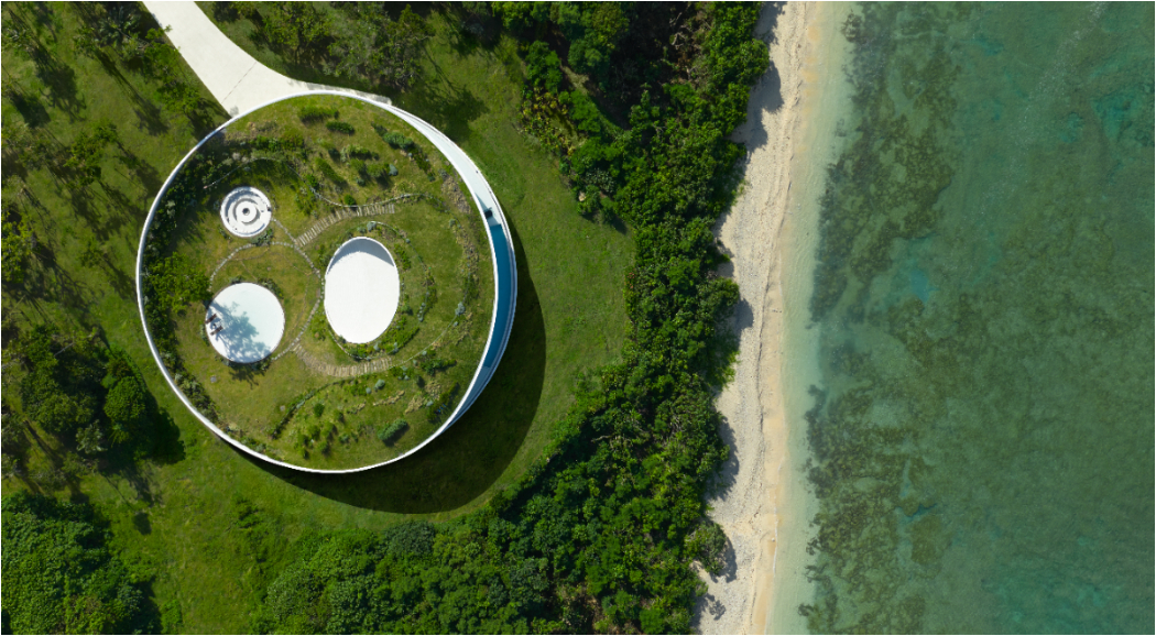 沖繩石垣島NOT A HOTEL ISHIGAKI「EARTH」開業：藤本壯介操刀設計，將蔚藍海景、自然綠意盡收眼底