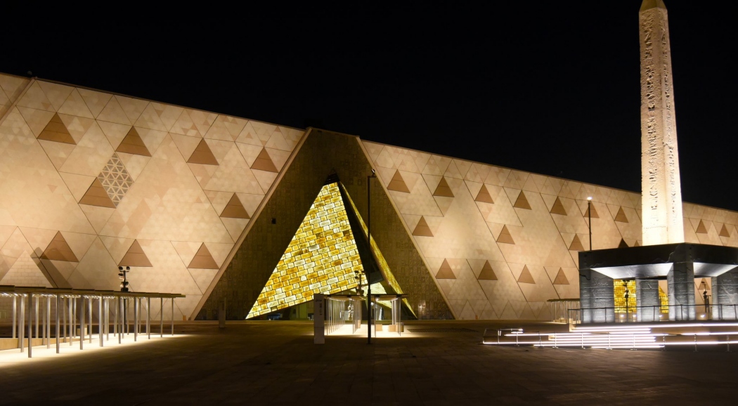 「大埃及博物館」開幕！收藏逾10萬件文物，與金字塔群相呼應的層次建築