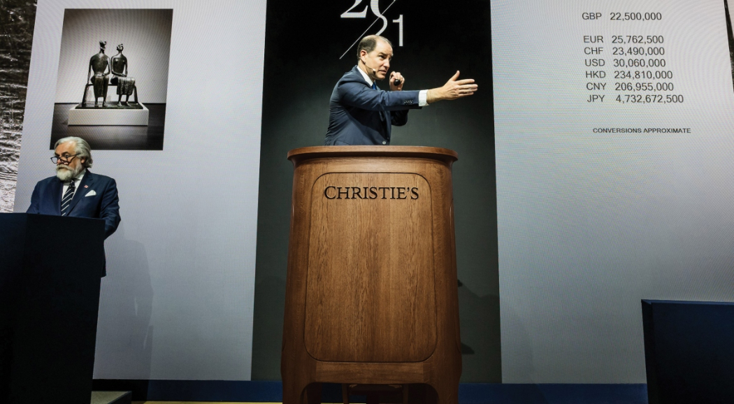 英國佳士得全新拍賣台設計！前Apple設計長Jony Ive操刀，結合橡木與英國工藝的純手工拍賣台