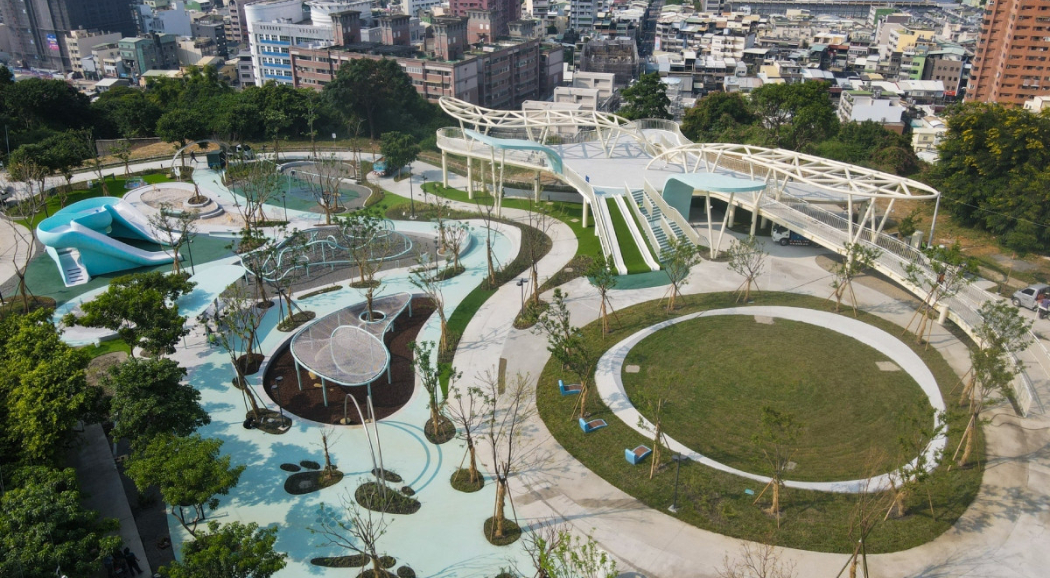 台灣設計展人氣地標「八卦山天空遊戲場」2026全面再開！以雲層意象轉化起伏地貌，3大設施、綠植步道構築全齡共融樂園