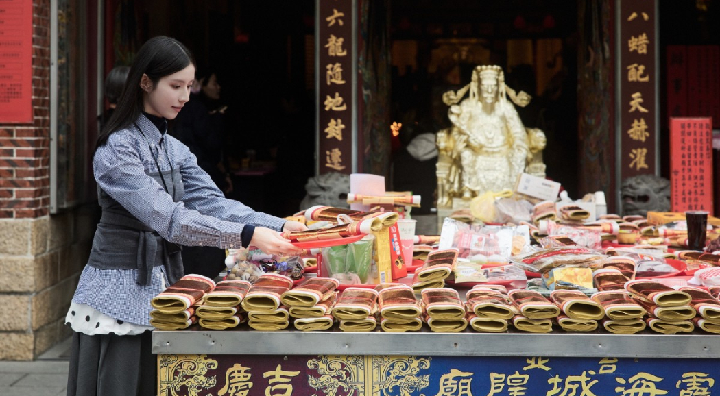 拜月老背後的故事，跟著設計師李君慈到台北霞海城隍廟求情緣！祈願如設計，以真誠實踐