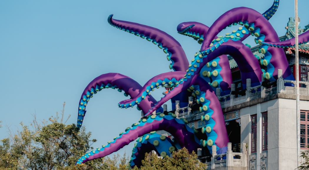 高雄果嶺公園、澄清湖畔變身森林藝境！破牆而出「巨型章魚」、森林長出「大眼睛」等9大藝術裝置盤點