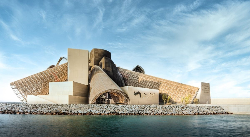 建築界巨擘Frank Gehry遺作「阿布達比古根漢美術館」2026年底開幕！以10座巨型圓錐打造特色文化地標