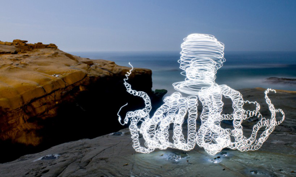 夜晚的發光外星人 Darren Pearson趣味的光線塗鴉