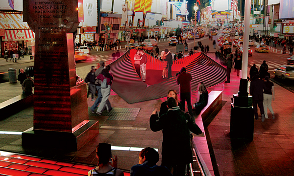 舞台燈光即將亮起 在時代廣場大聲呼喊：愛！