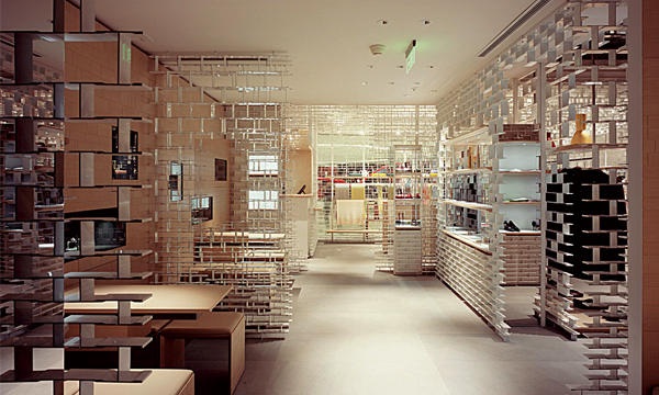 「上下」與「裡外」 工字型的結構形成片片虛實交錯的磚牆