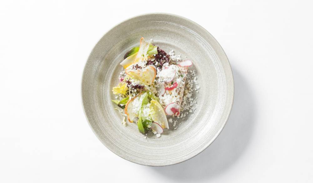 料理擺盤大全：粉白細緻雪花，統合高低盤景──鮪魚、鮮蔬生菜、鱈場蟹肉、核桃雪