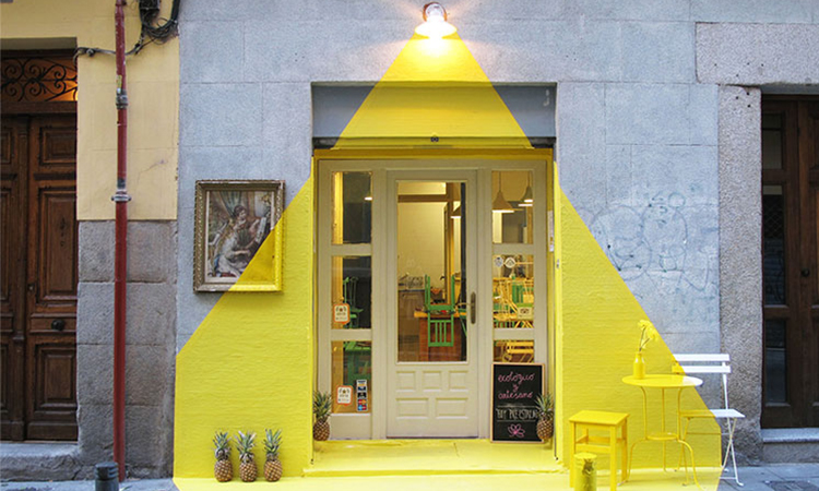 【影片】馬德里餐館大玩街頭裝置藝術！意想不到超亮眼鎂光燈的秘密竟是？