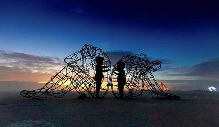 喚醒我們心中的赤子之心 暖心雕塑在火人節溫暖了每個人的心