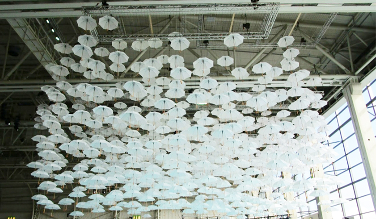 在赫爾辛基綻開的白色傘海 1100隻白色雨傘打造第19屆芬蘭Habitare設計展場