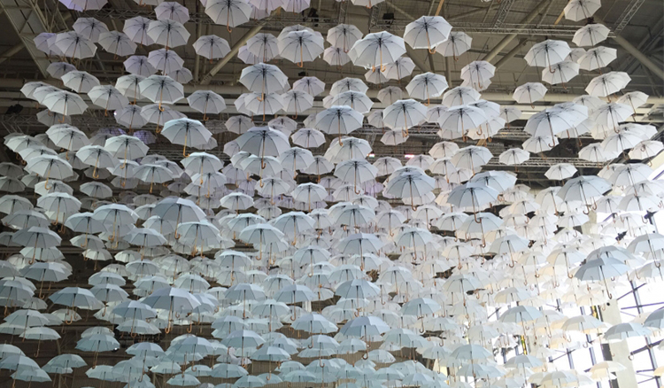在赫爾辛基綻開的白色傘海 1100隻白色雨傘打造第19屆芬蘭Habitare設計展場