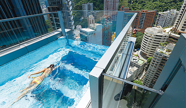 不用到倫敦也能嘗試的空中游泳池！香港首創的透明玻璃底游泳池