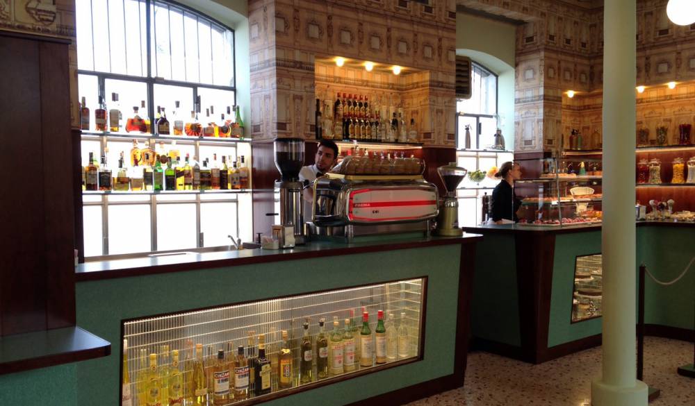 到《布達佩斯大飯店》導演Wes Anderson為Prada設計的咖啡館喝一杯