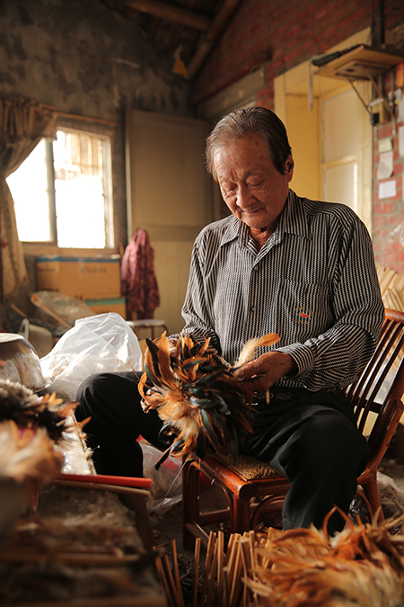 彰化豐澤村的陳忠露先生是台灣僅存的雞毛撢子老師傅