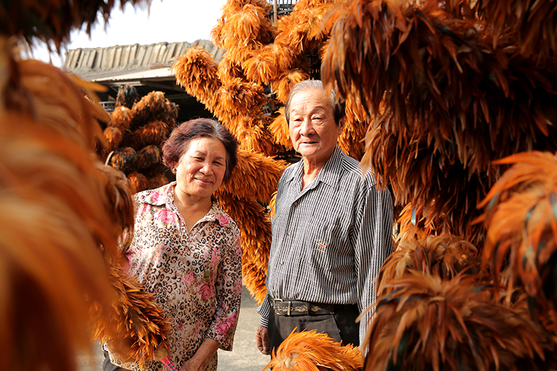 年逾七十歲的陳忠露夫妻，從國中畢業開 始就隨著父執輩學習製作雞毛撢子，傳承 超過一甲子的老技藝。