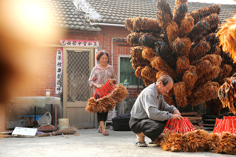 三合院老厝裡滿滿的都是雞毛撢子，時常 吸引來自各地的遊人駐足。