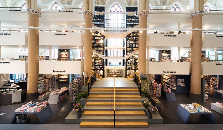 建築創意大翻轉！荷蘭古老教堂變身創意書店