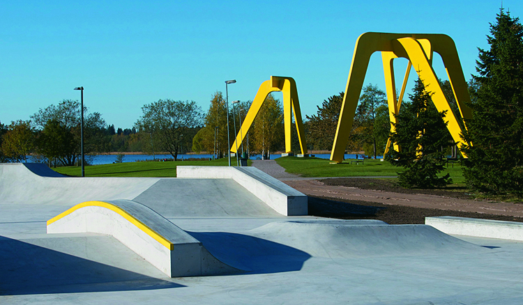 在湖畔雕塑上溜滑板─耶爾文佩滑板公園