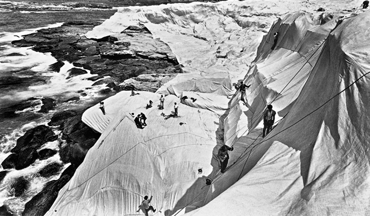 傳奇地景藝術家Christo and Jeanne-Claude的包覆藝術8+！將德國國會大廈、凱旋門等景觀打包裝置藝術_01