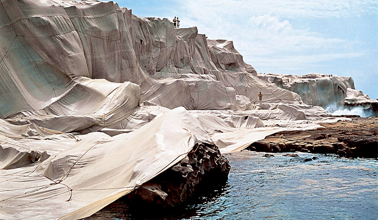 傳奇地景藝術家Christo and Jeanne-Claude的包覆藝術8+！將德國國會大廈、凱旋門等景觀打包裝置藝術_02