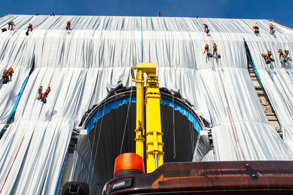 1975年開始策劃《The Pont Neuf Wrapped》包起巴黎塞納河上最古老的「新橋