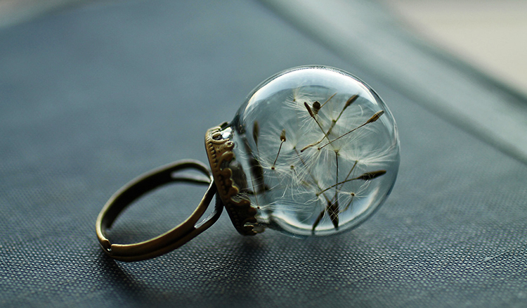 小花小草收進玻璃球中，詩情畫意的復古首飾設計