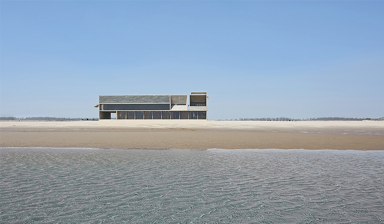 中國秦皇島「三聯書店海邊公益圖書館」遺世獨立的海邊書香建築_02