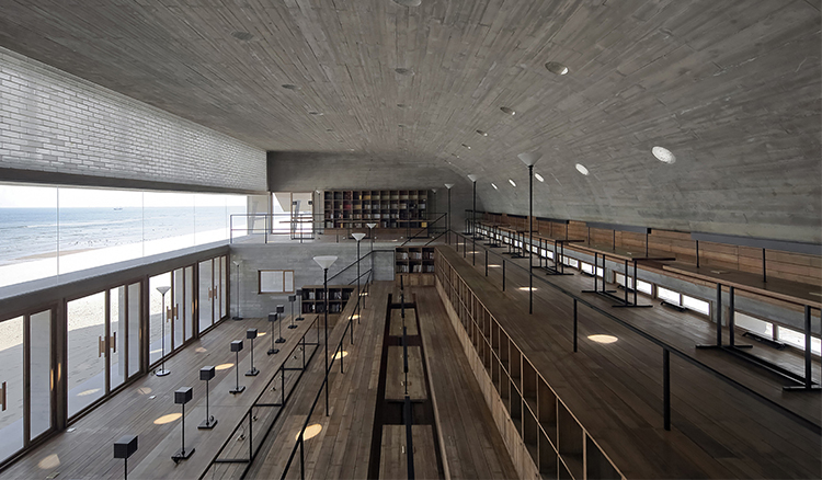 中國秦皇島「三聯書店海邊公益圖書館」遺世獨立的海邊書香建築_08