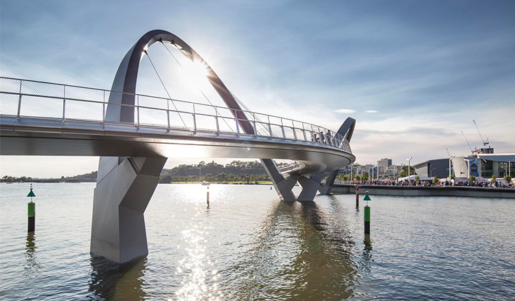 輕舞、跳躍於河面-澳洲伯斯新地標Elizabeth Quay Bridge