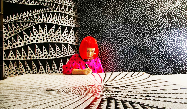 睽違四年倫敦再現！草間彌生於Victoria Miro重現「南瓜鏡屋」！