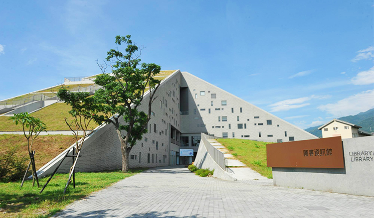 台灣不可錯過的金字塔景觀－夏日必訪的台東大學圖書館