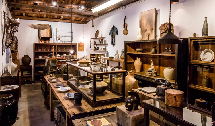 台北六張犁選物店「古道具Delicate antique」！鐵皮老倉庫變身純白侘寂美學選物店_01