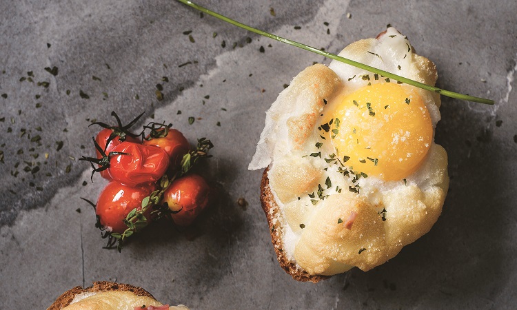 餐桌上的雲朵蛋-EGG I N CLOUD