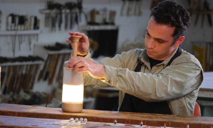 把光「壓」出來！像法式濾壓壺的 DiMo 桌燈