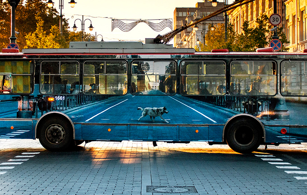 瞬間消失的無軌電車，車體廣告變成趣味錯覺藝術了！