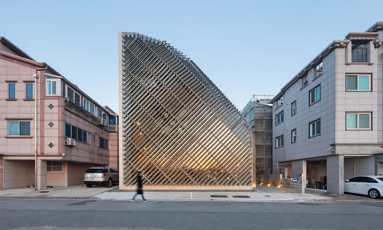 百葉窗光影劇場開演！南韓造型咖啡廳記錄時光飛逝的瞬間