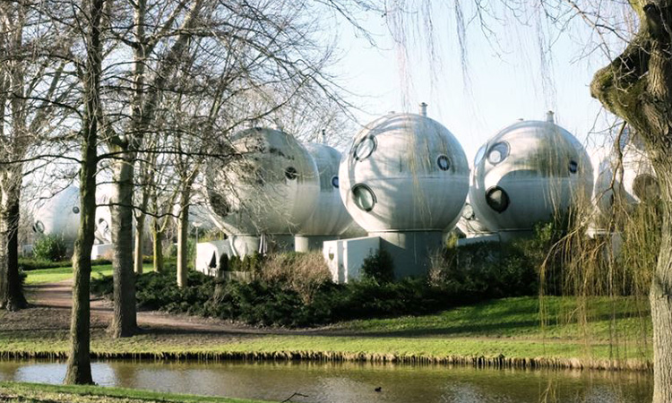 【影片】30年前的微型住宅長這樣？荷蘭外星球屋居住實驗大公開