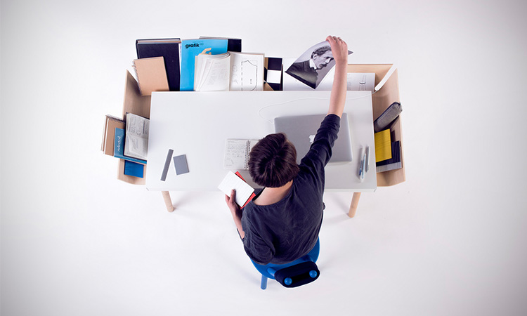 亂中有序的懶人書桌收納術！創意工作者最實用「我的寫字桌」