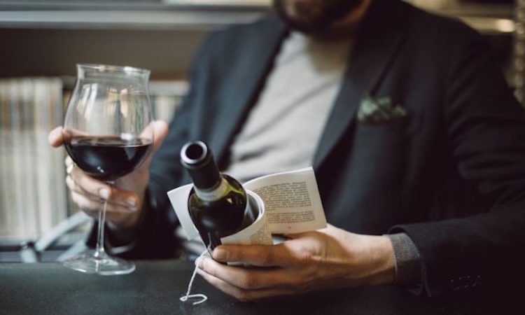 喝一杯酒、看一本書！紅酒文學體驗在瓶子上看書