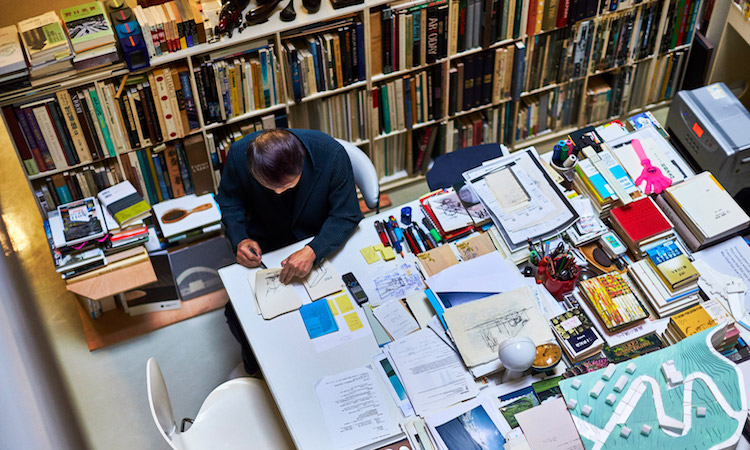 安藤忠雄、原研哉的工作室長什麼樣？澳洲攝影師帶你一次逛遍日本設計名家工作秘密基地安藤忠雄工作室中有一片又一片的書牆。