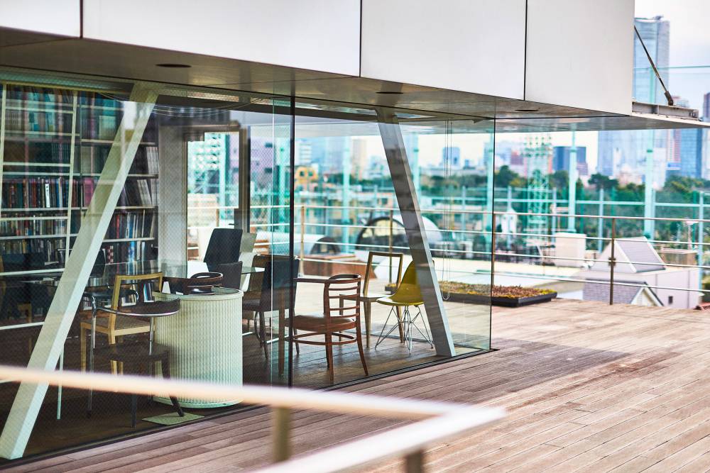 安藤忠雄、原研哉的工作室長什麼樣？澳洲攝影師帶你一次逛遍日本設計名家工作秘密基地隈研吾工作室一景。