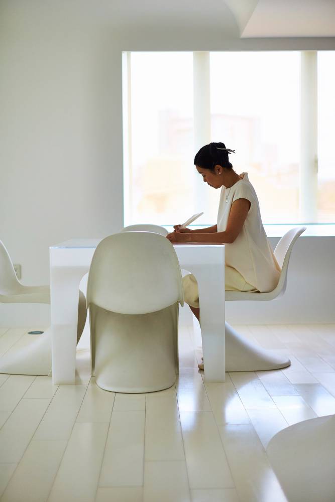 安藤忠雄、原研哉的工作室長什麼樣？澳洲攝影師帶你一次逛遍日本設計名家工作秘密基地森萬里子於工作室的工作樣貌。