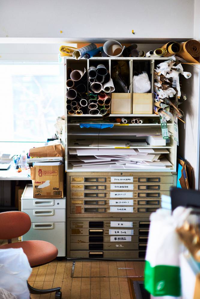 伊東豊雄辦公室意外地雜亂。安藤忠雄、原研哉的工作室長什麼樣？澳洲攝影師帶你一次逛遍日本設計名家工作秘密基地