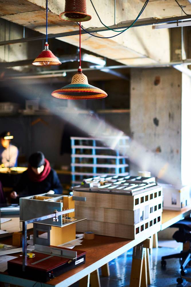 安藤忠雄、原研哉的工作室長什麼樣？澳洲攝影師帶你一次逛遍日本設計名家工作秘密基地Schemata Architects工作室一景。