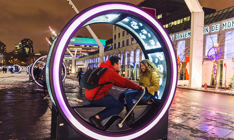 在光環裡聽音樂讀童話故事！加拿大最浪漫的期間限定推拉圈圈