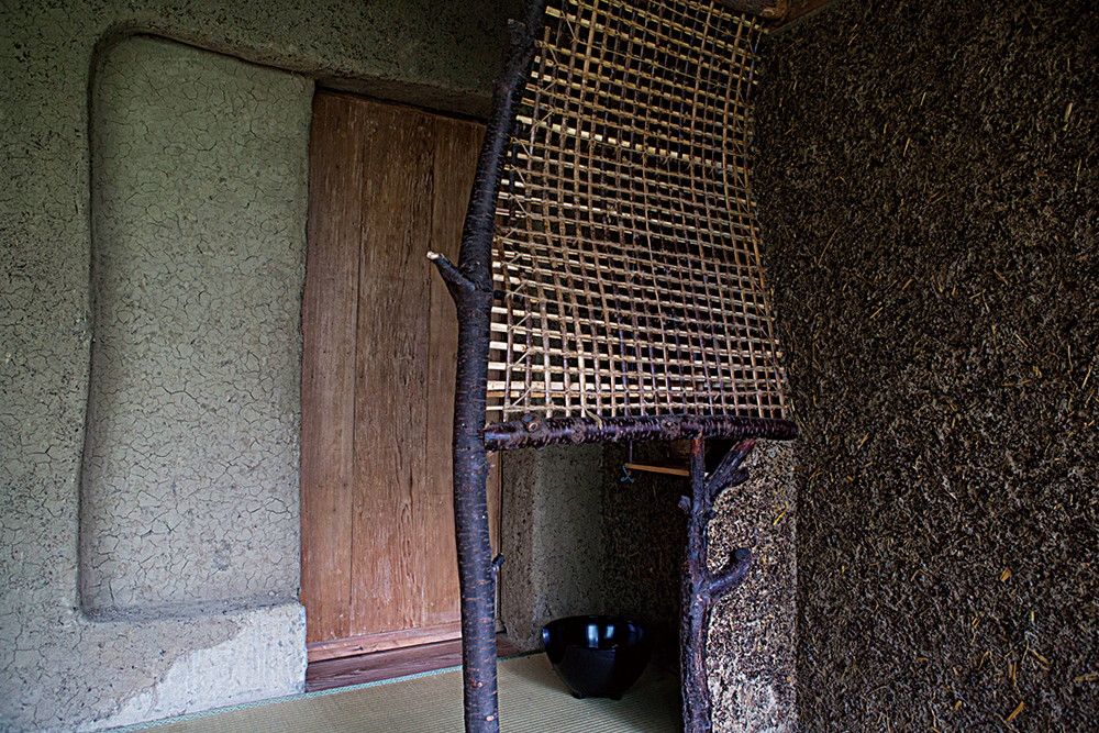 茶道教室的空間。僅3張榻榻米，和千利休主張的窄小茶席一致。旁邊除了有用茶作成三種質感的茶牆外，圖中用來分隔空間的立木，則是由撿來的櫻花木和芭樂木交疊組成，象徵日本和台灣文化的共存。