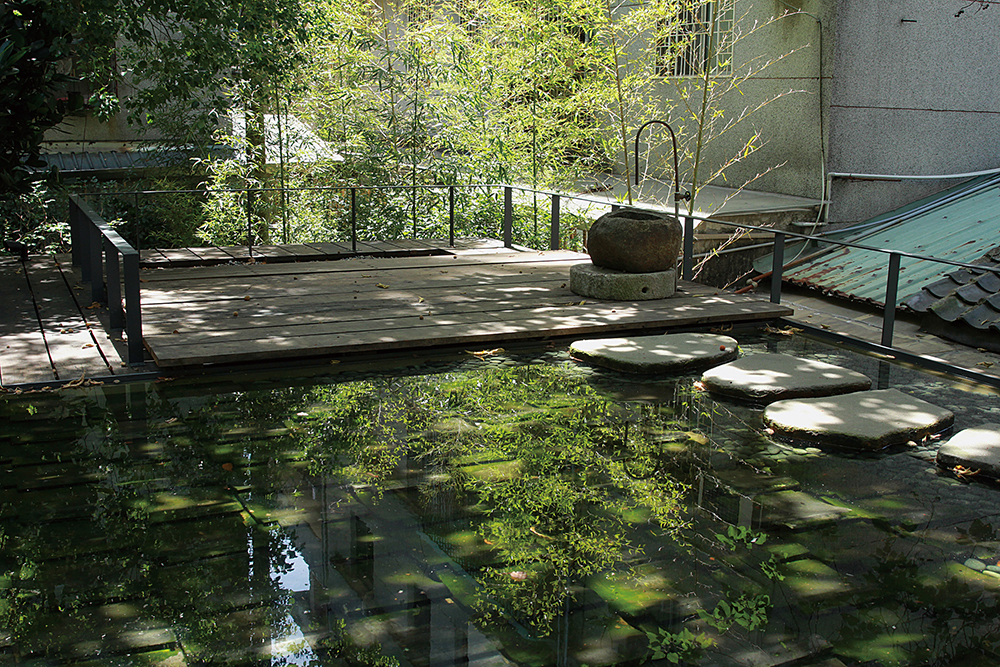 後棟屋頂的見月茶席能實現，也仰賴包括前棟、隔壁的敦煌畫廊和後方的台大宿舍的屋頂使用的皆為黑瓦，方能使景致統一。