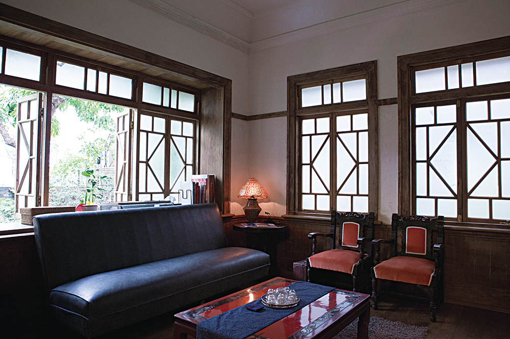 過往玄關改建成的接待室，可看出明治維新後日本建築開始接受洋化的傾向。翻修時，天花板的吊燈台座也刻意使用了台電株式會社的標誌。