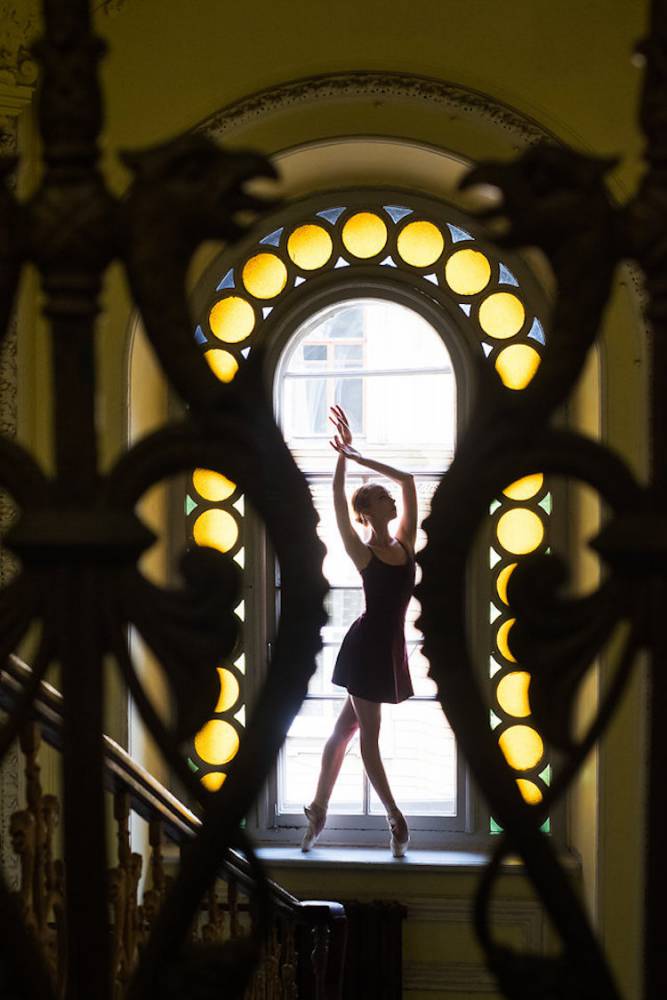 芭蕾女伶舞出歐風老建築的優雅!經典藝術的跨界複合詮釋 芭蕾女伶舞出歐風老建築的優雅!經典藝術的跨界複合詮釋